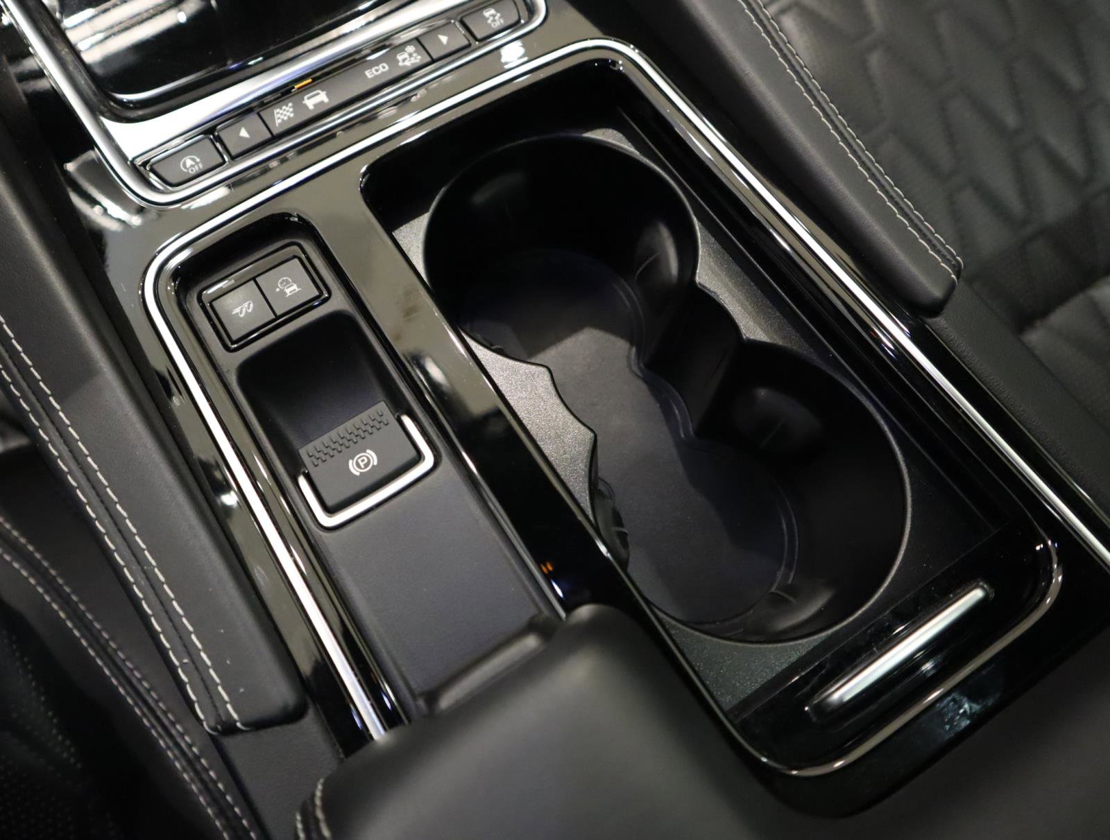 Used 2020 Jaguar F-PACE SVR image 33