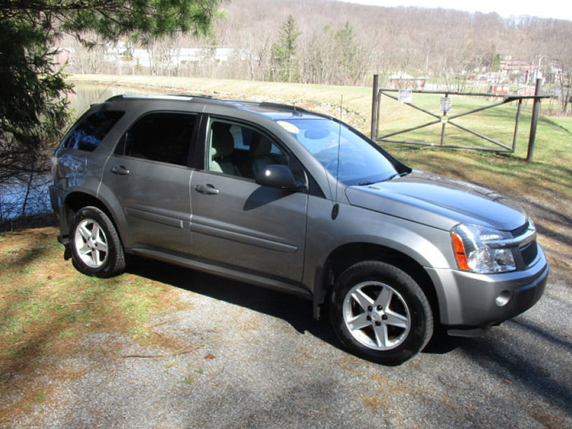 Used 2005 Chevrolet Equinox LT w/ Preferred Equipment Group image 2
