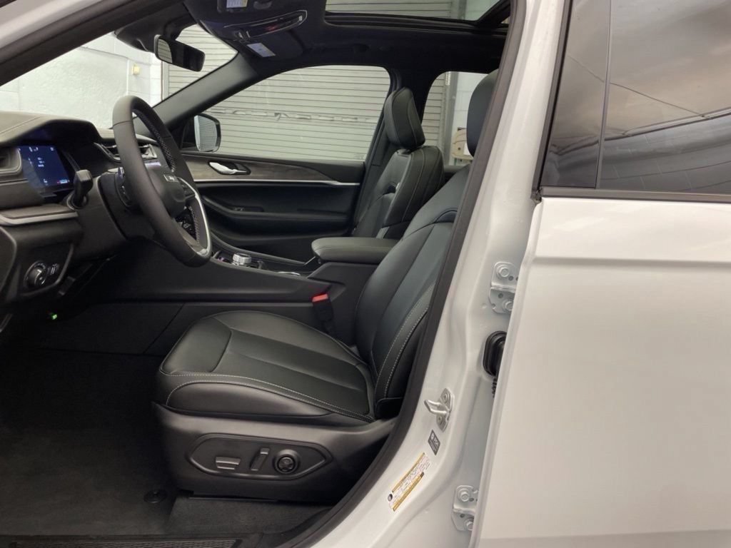 New 2025 Jeep Grand Cherokee Limited AWD/4WD image 17
