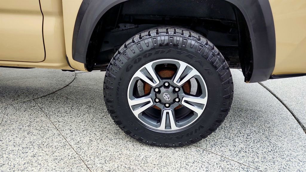 Used 2016 Toyota Tacoma TRD Sport w/ Towing Package image 9