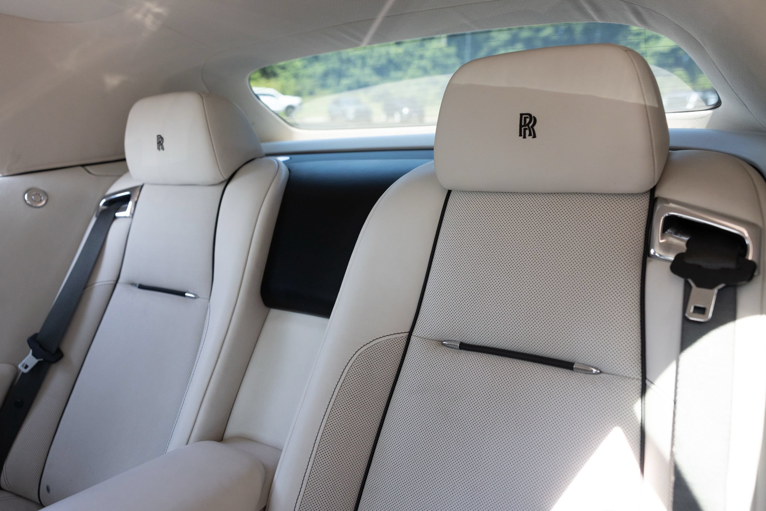 Used 2017 Rolls-Royce Dawn RWD image 3