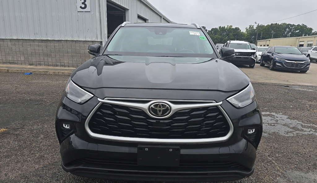Used 2023 Toyota Highlander XLE FWD image 3