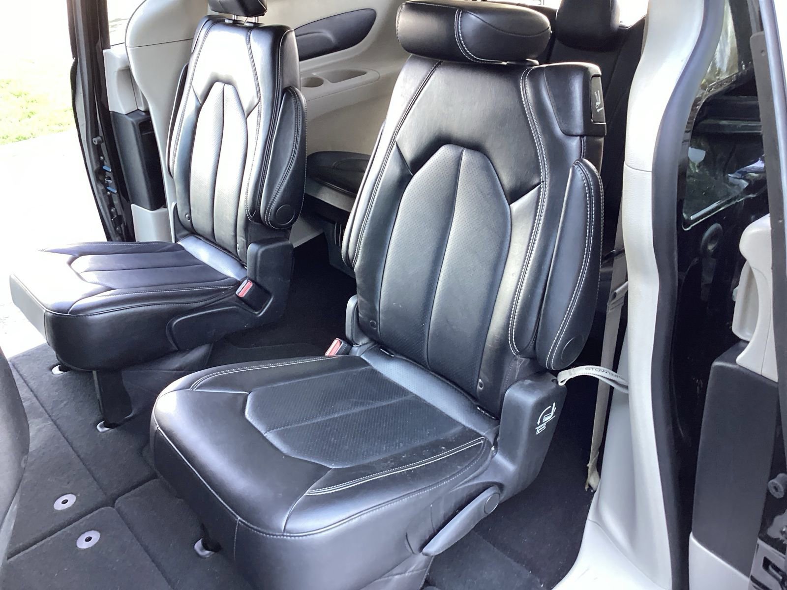 Used 2024 Chrysler Pacifica Touring-L image 13
