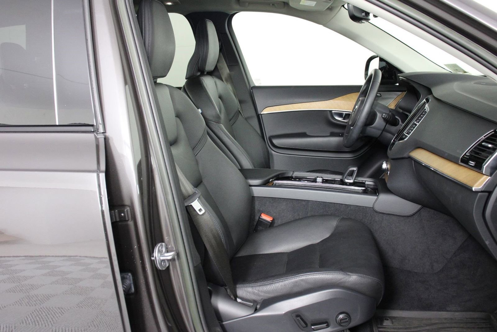 Certified 2023 Volvo XC90 T8 Plus w/ Protection Package Premier image 29