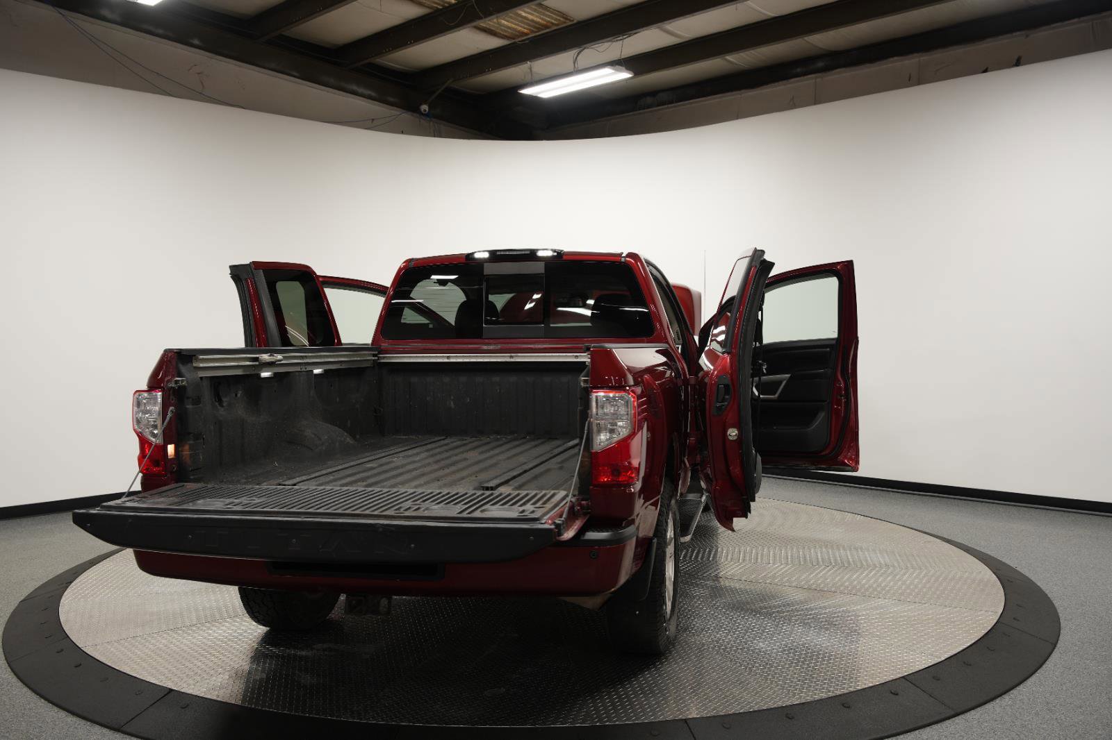 Used 2017 Nissan Titan SV image 12