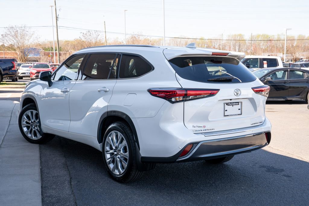 Used 2023 Toyota Highlander Limited image 3