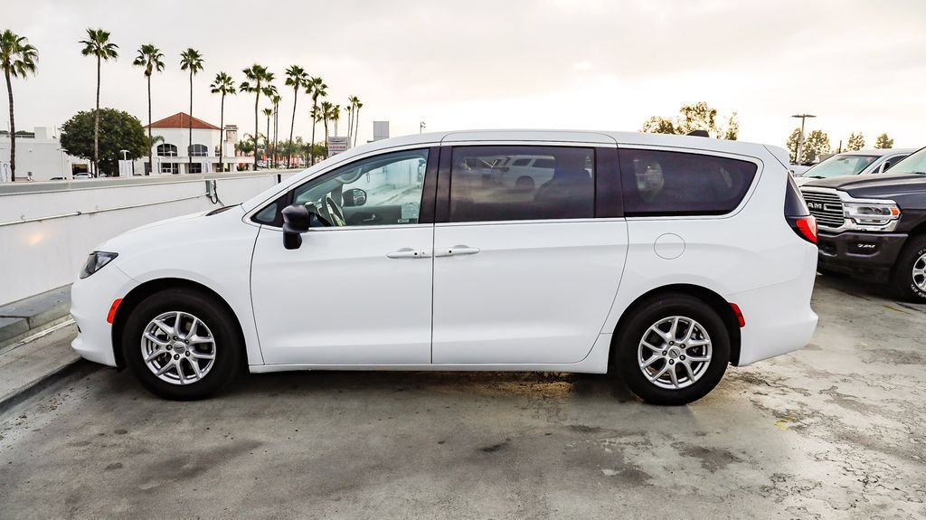 Used 2024 Chrysler Voyager LX FWD image 14