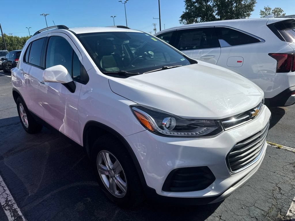 Used 2021 Chevrolet Trax LT w/ Premium Seat Package AWD/4WD image 2