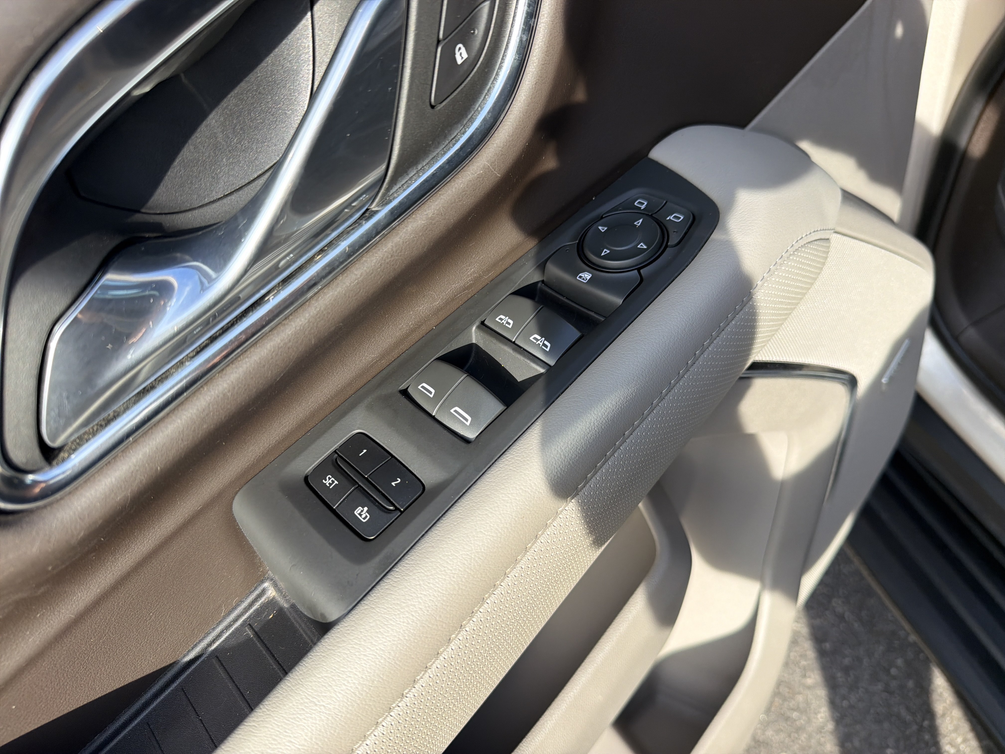 Used 2023 GMC Yukon SLT AWD/4WD image 14