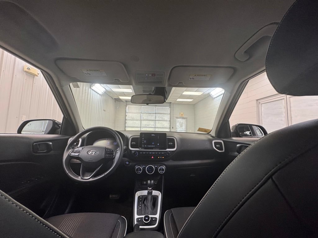 Used 2025 Hyundai Venue Limited FWD image 17