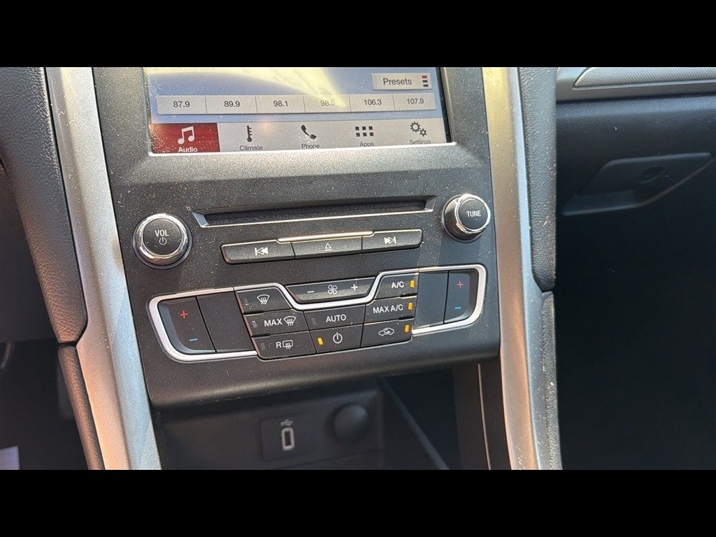 Used 2017 Ford Fusion SE w/ Fusion SE Technology Package FWD image 19