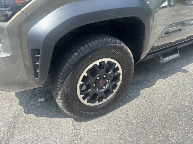 Used 2025 Toyota Tacoma TRD Off-Road w/ TRD Off Road Upgrade Package AWD/4WD image 3