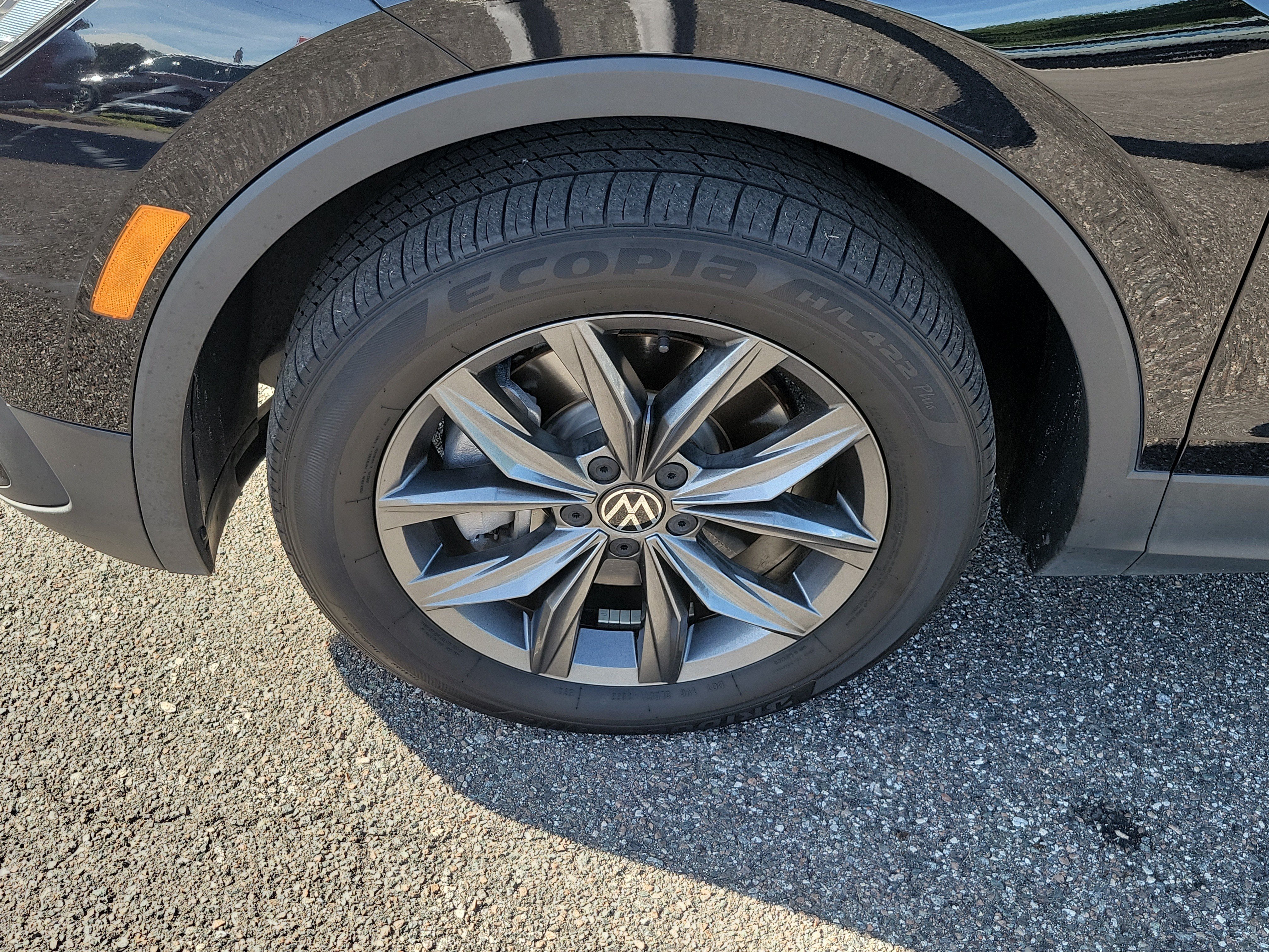 Used 2023 Volkswagen Tiguan SE w/ Panoramic Sunroof Package FWD image 38