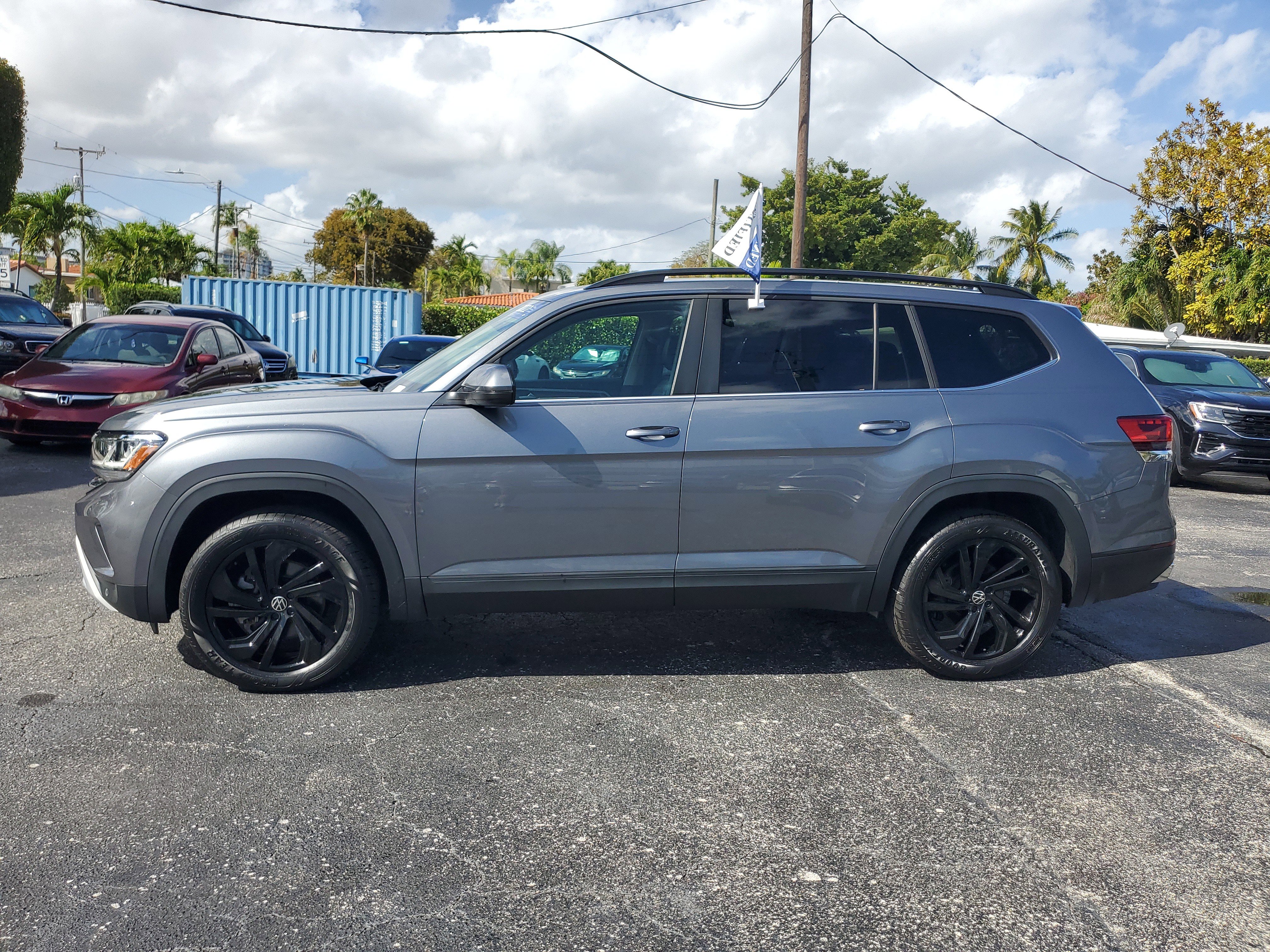 Certified 2022 Volkswagen Atlas SE w/ Panoramic Sunroof Package image 2