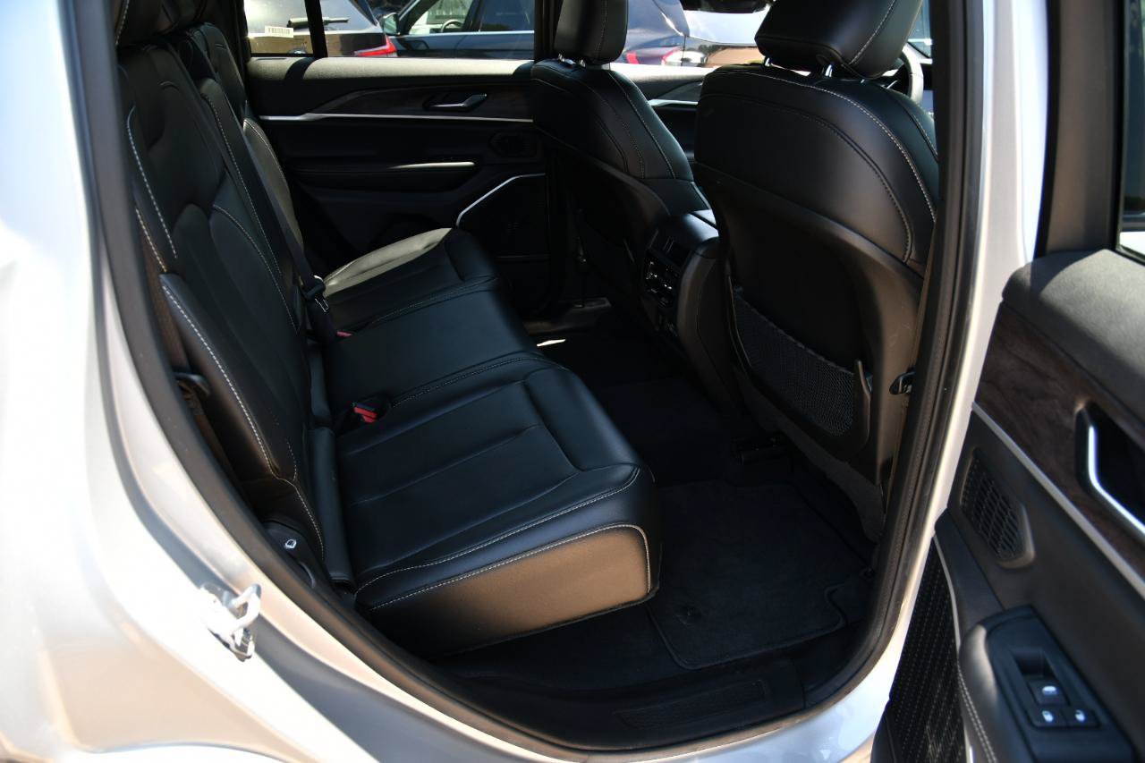 Used 2025 Jeep Grand Cherokee Limited 4xe AWD/4WD image 32