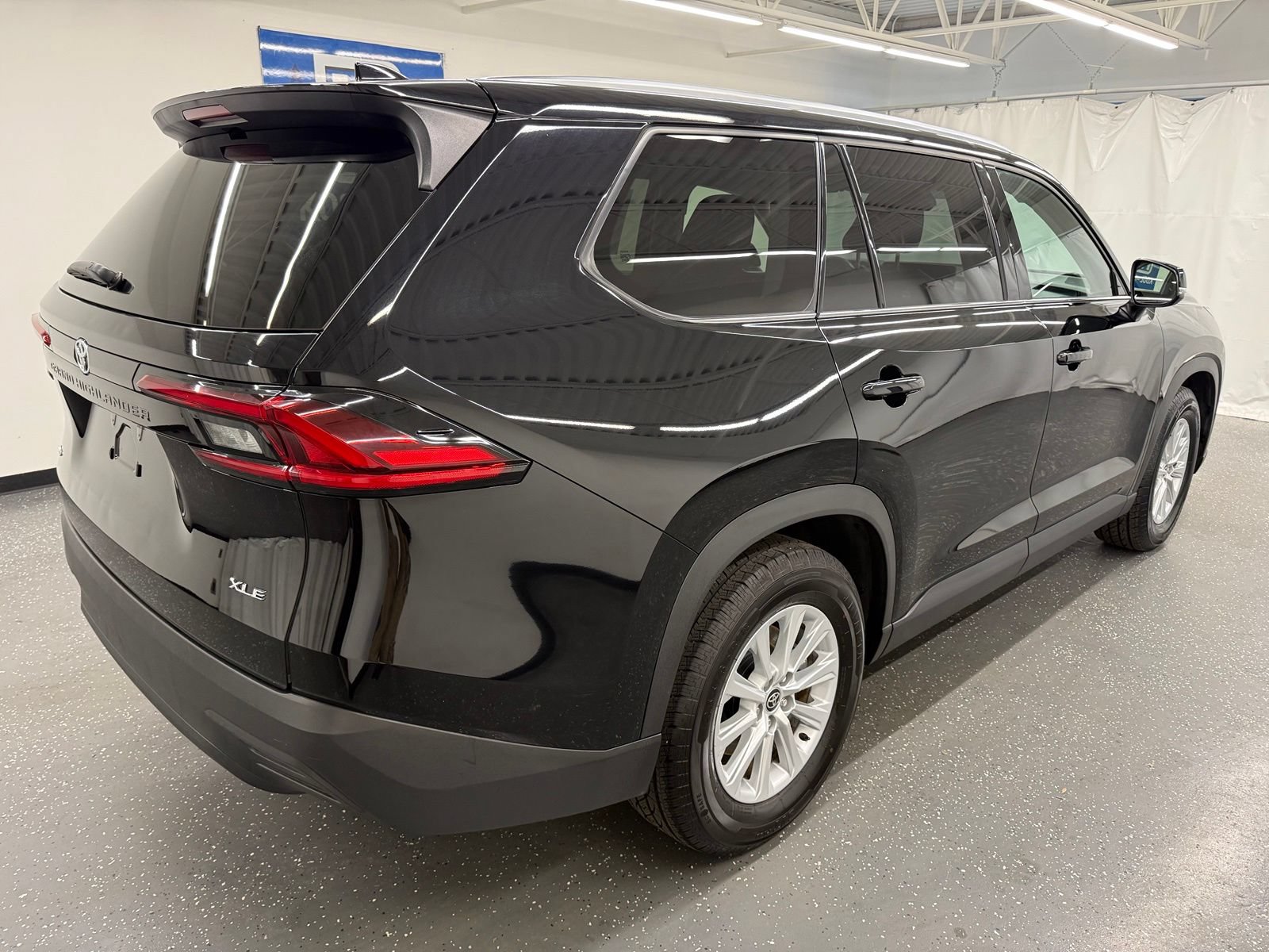 Used 2025 Toyota Grand Highlander AWD image 2
