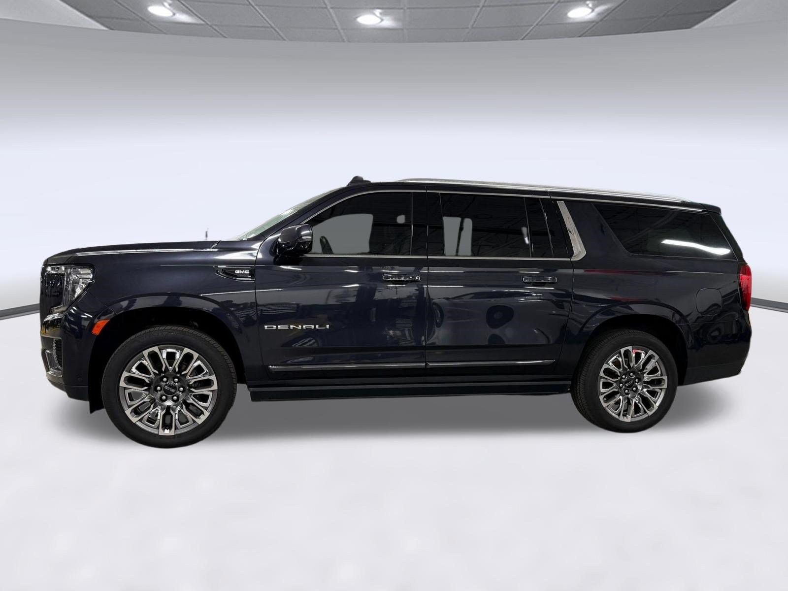 Used 2023 GMC Yukon XL Denali Ultimate AWD/4WD image 2