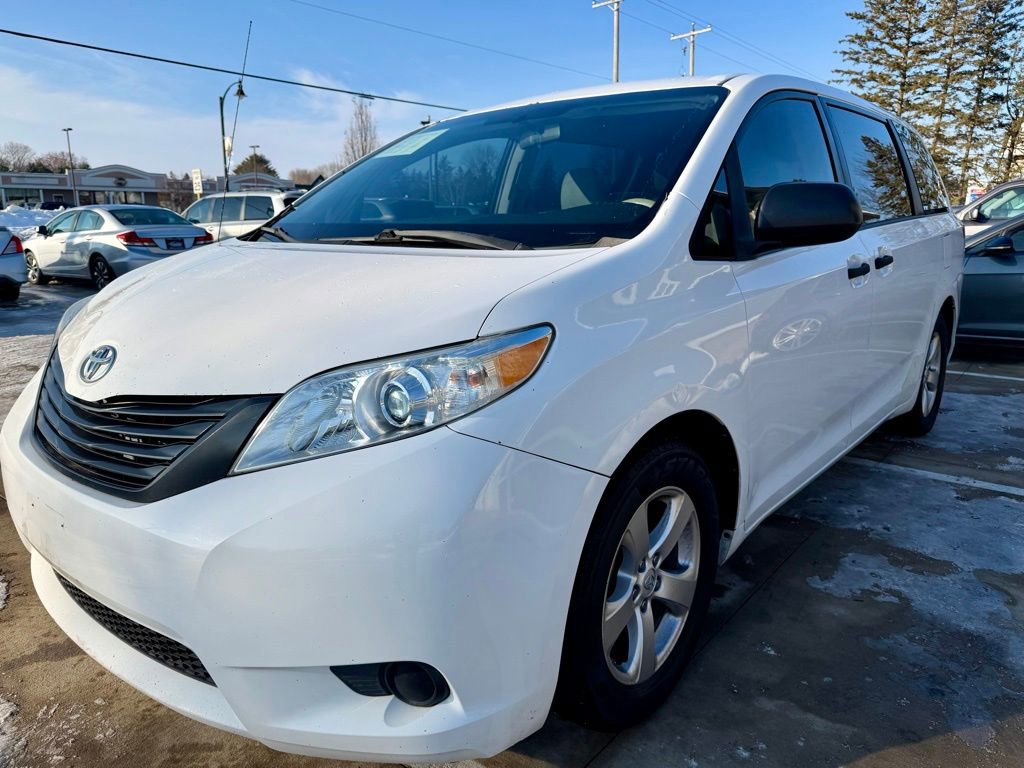 Used 2014 Toyota Sienna L image 4