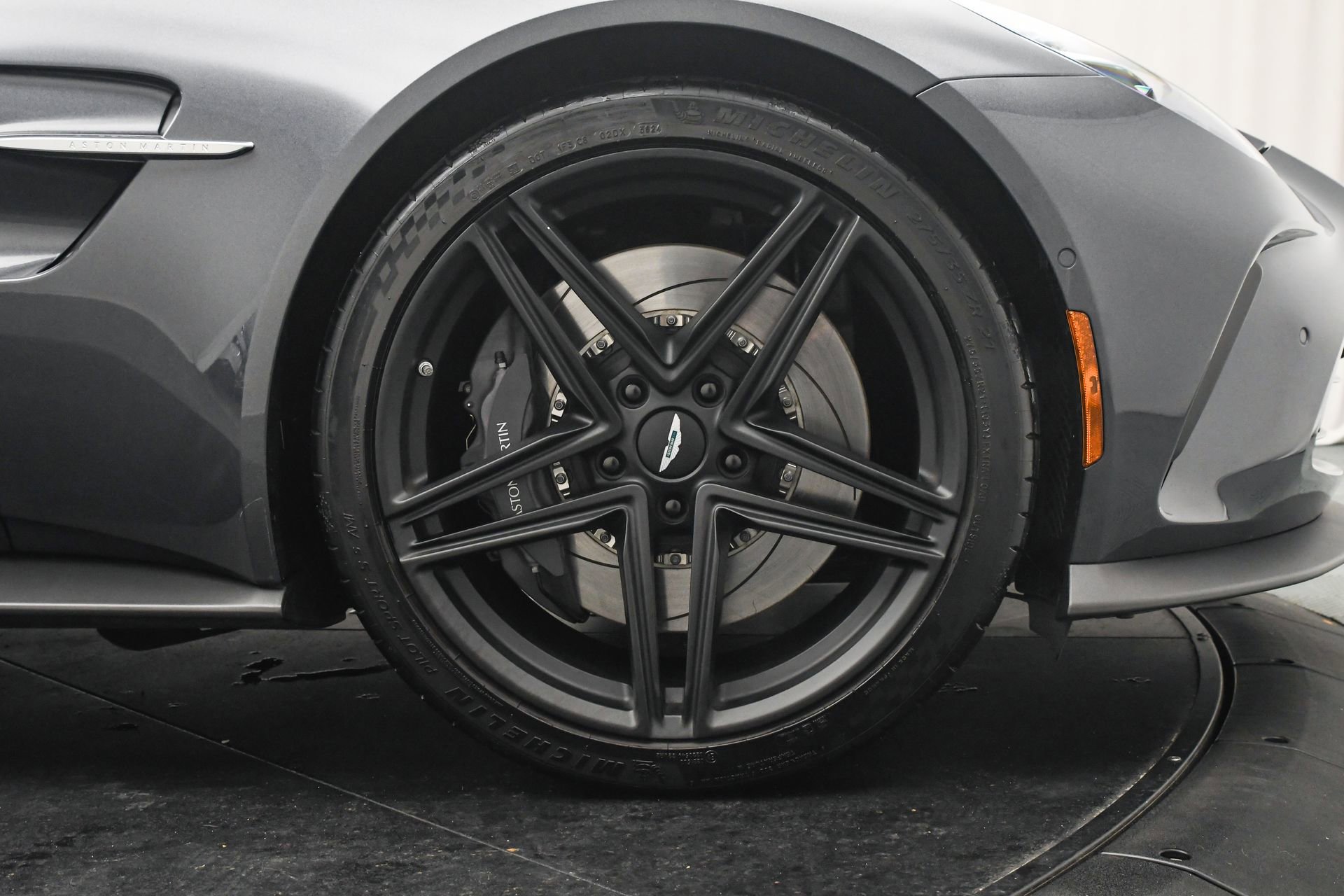 Used 2025 Aston Martin V8 Vantage Coupe image 32