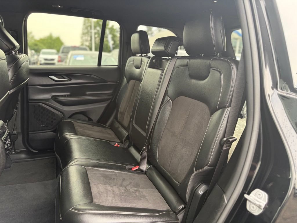 Used 2023 Jeep Grand Cherokee Altitude AWD/4WD image 12