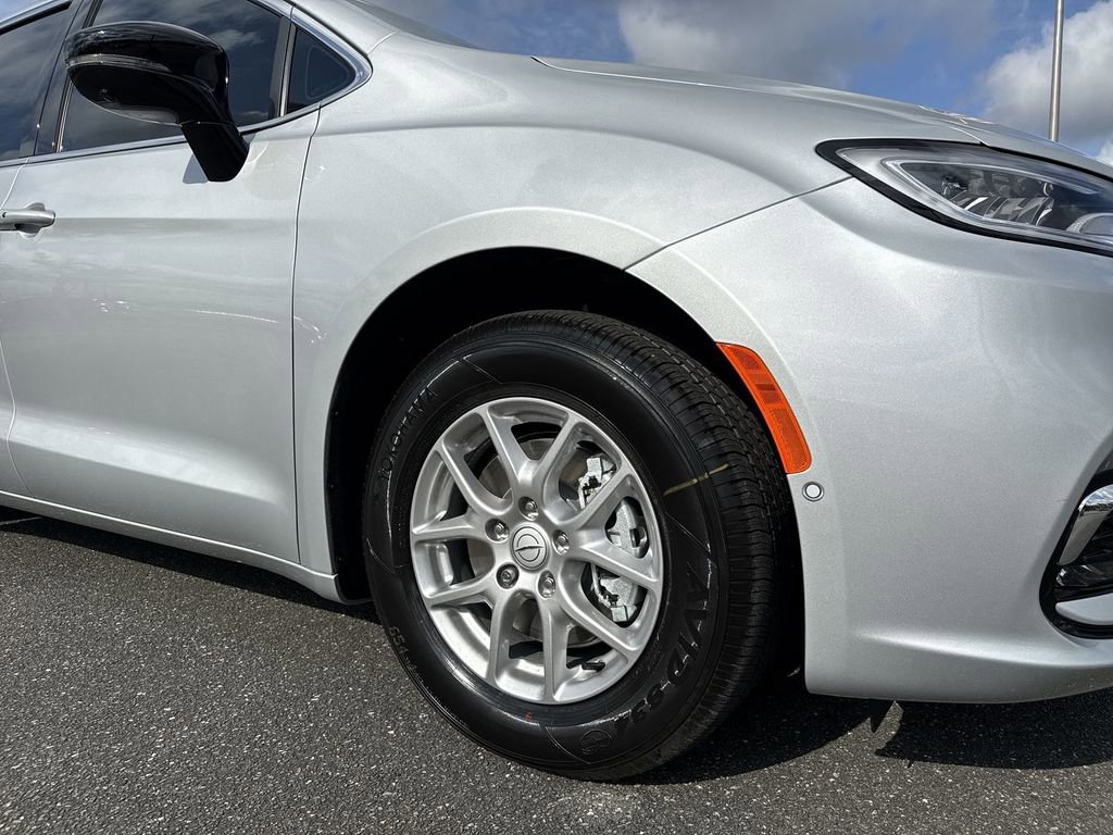 New 2026 Chrysler Pacifica Select FWD image 10