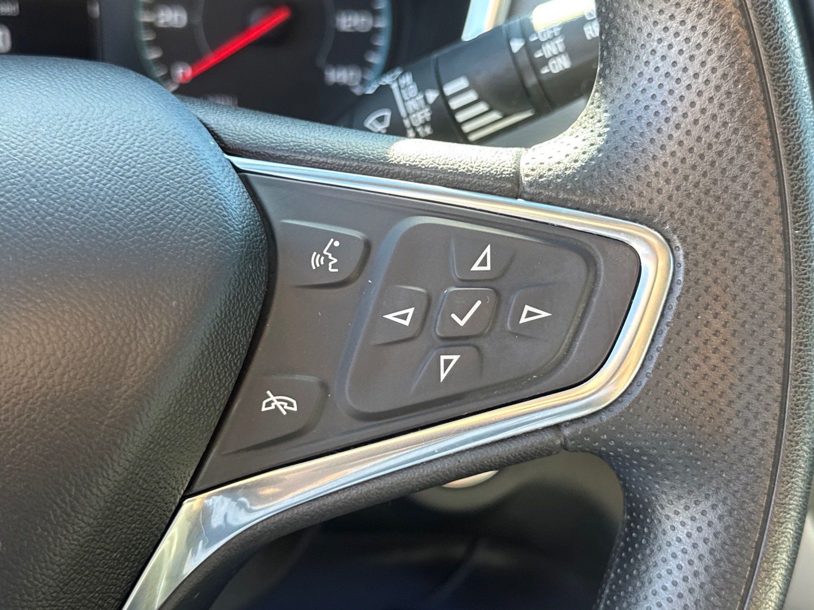 Used 2021 Chevrolet Equinox LS w/ LPO, Blackout Package AWD/4WD image 21
