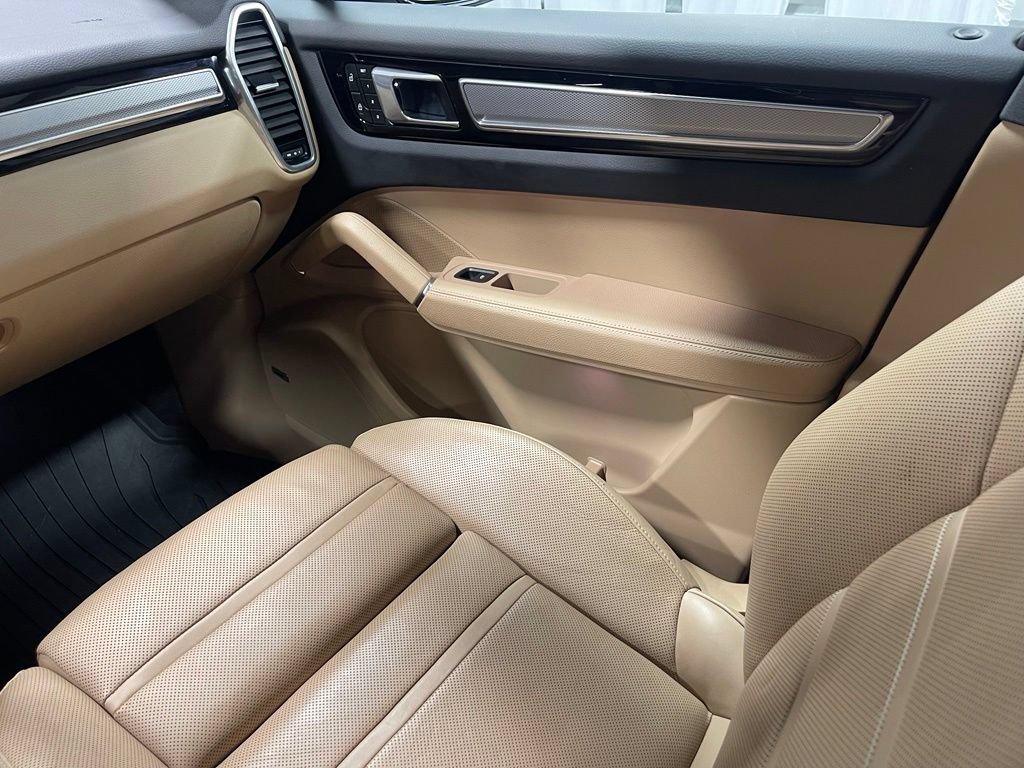 Used 2023 Porsche Cayenne AWD/4WD image 25