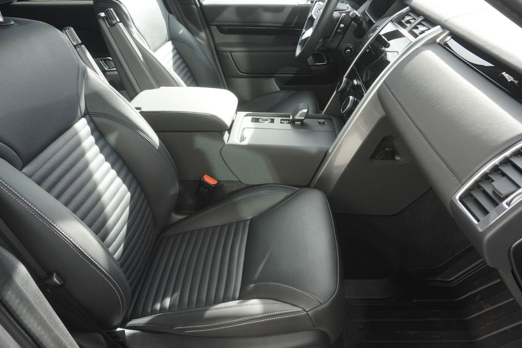 Used 2025 Land Rover Discovery S image 23