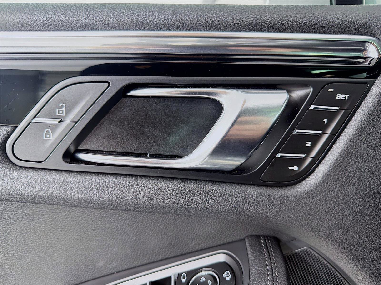 Certified 2025 Porsche Macan image 7