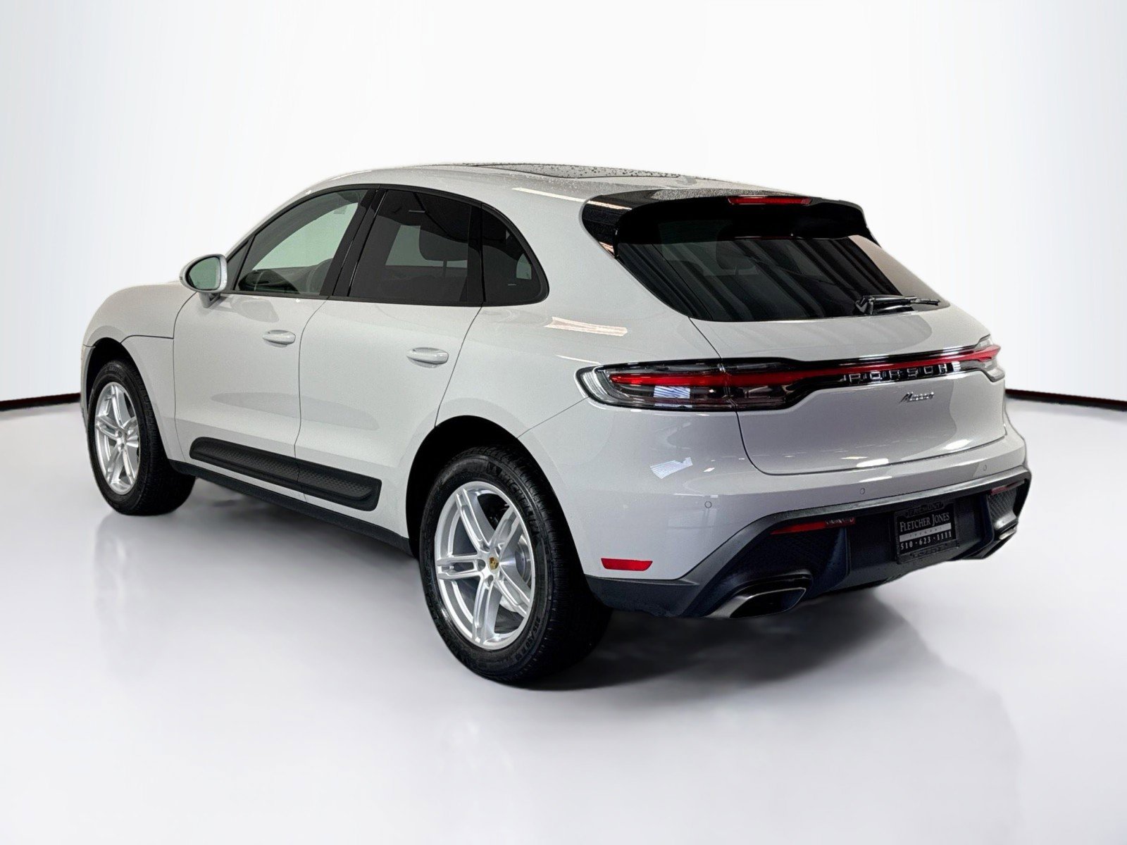 Certified 2025 Porsche Macan AWD/4WD image 3