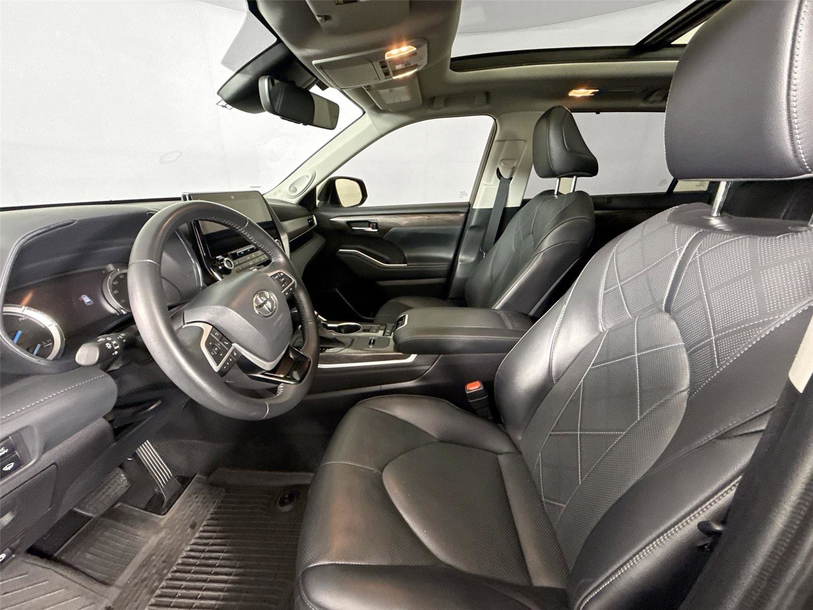 Used 2022 Toyota Highlander Platinum FWD image 3