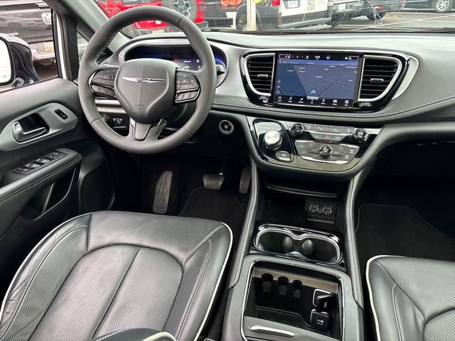 Used 2025 Chrysler Pacifica Limited FWD image 9