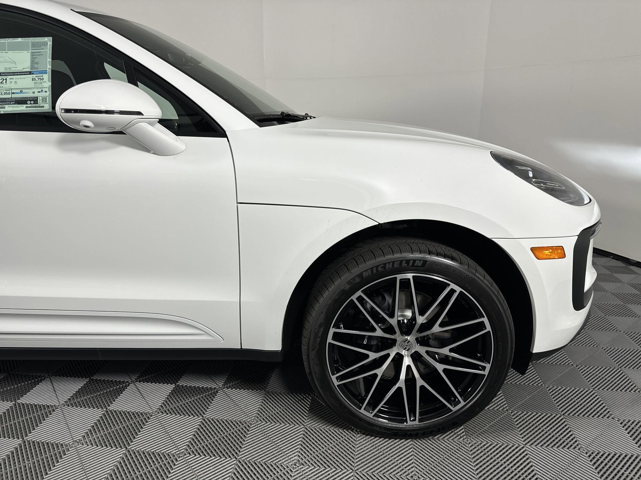 Certified 2025 Porsche Macan image 11