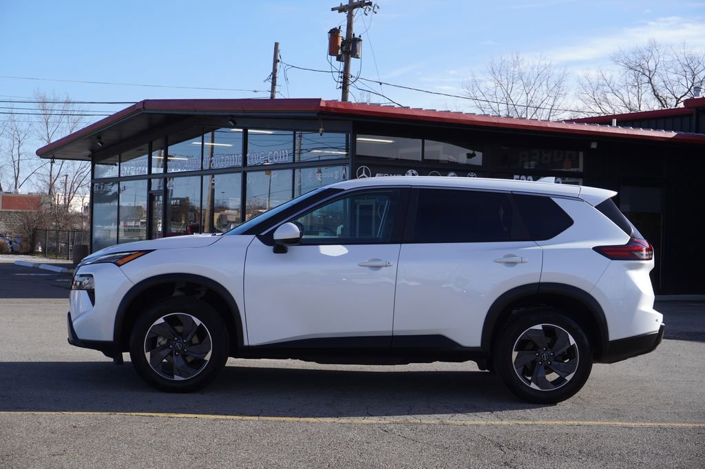 Used 2024 Nissan Rogue SV image 4
