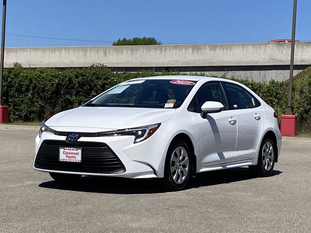 Certified 2025 Toyota Corolla LE image 38