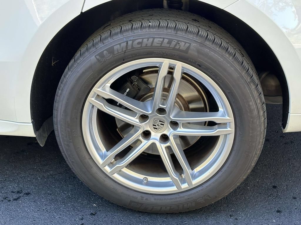 Certified 2025 Porsche Macan AWD/4WD image 9