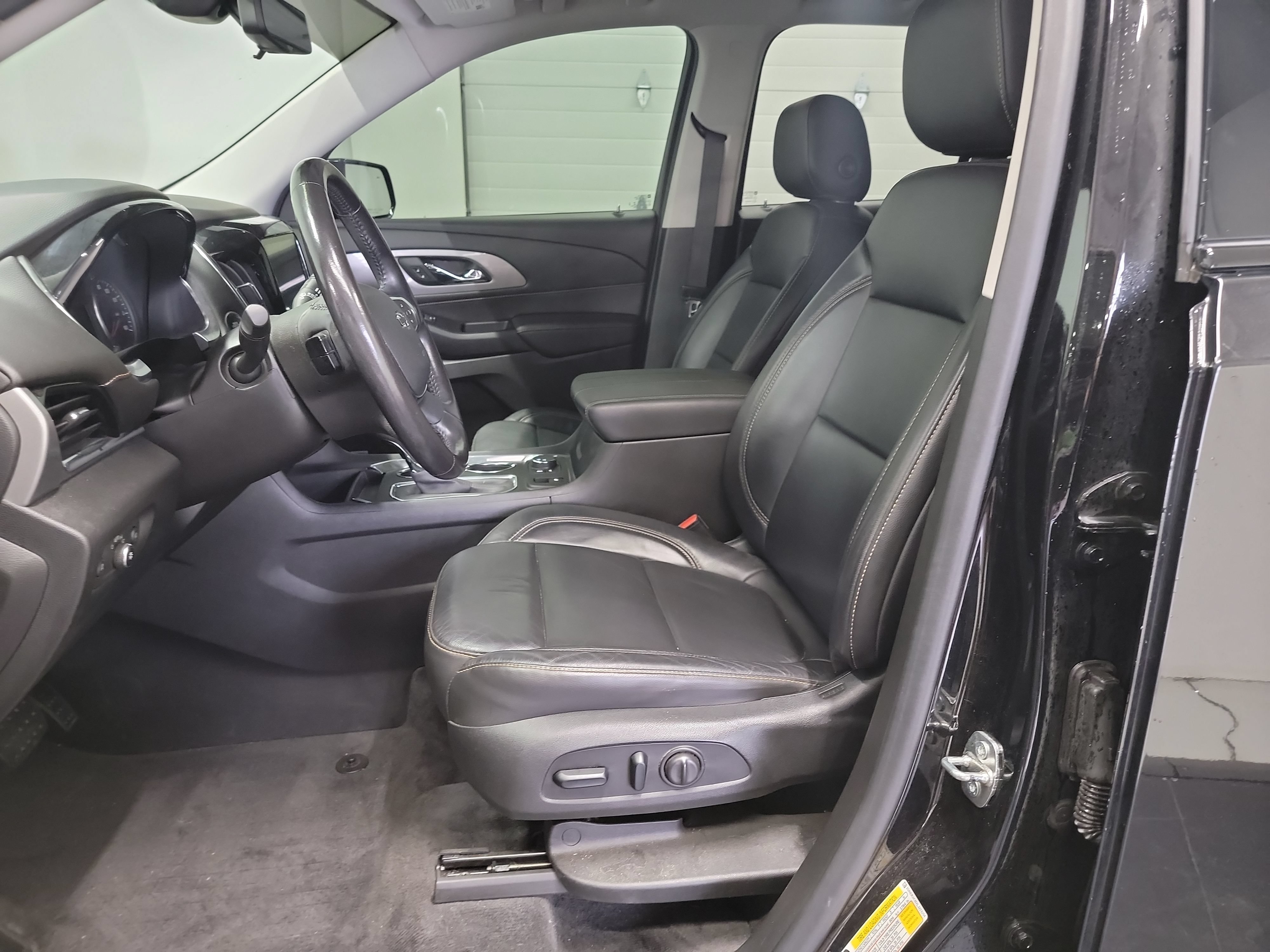 Used 2020 Chevrolet Traverse RS FWD image 12