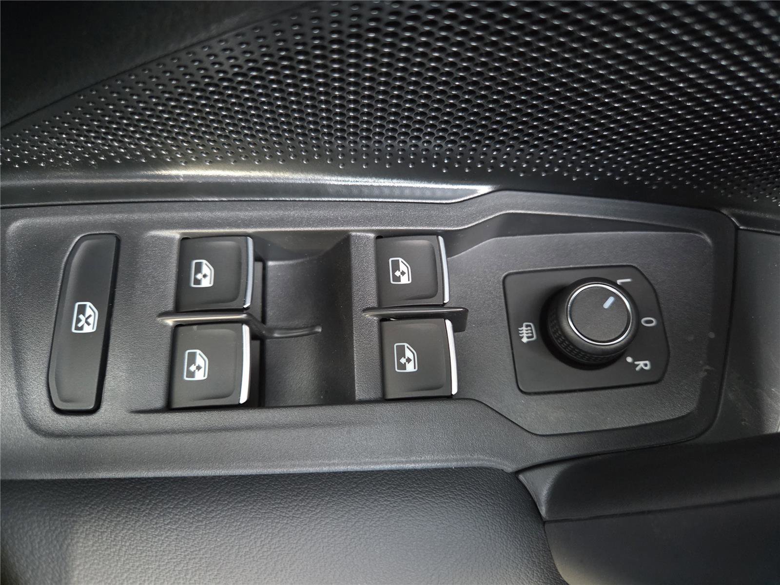 New 2026 Volkswagen Tiguan SE image 13