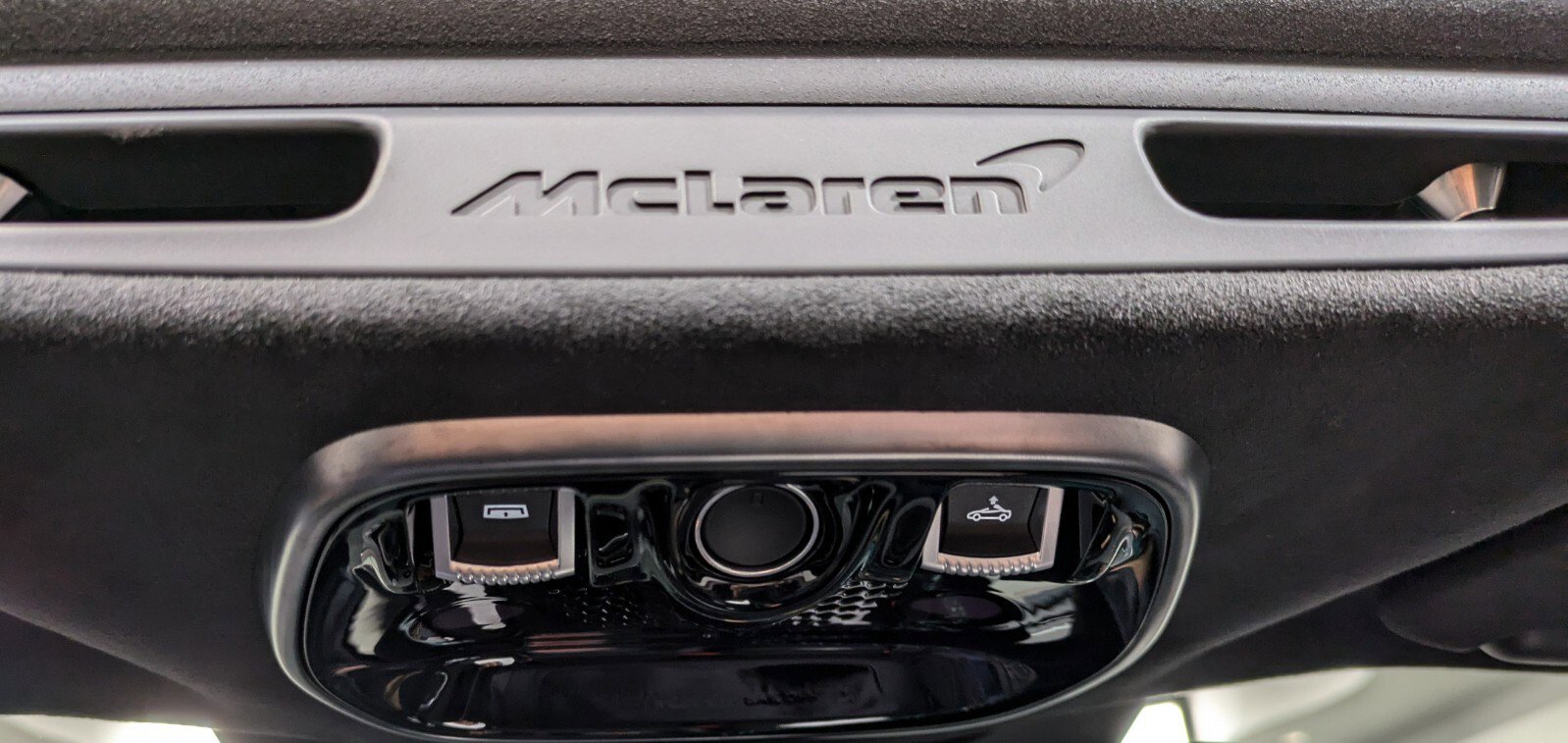 Used 2025 McLaren Artura Spider image 17