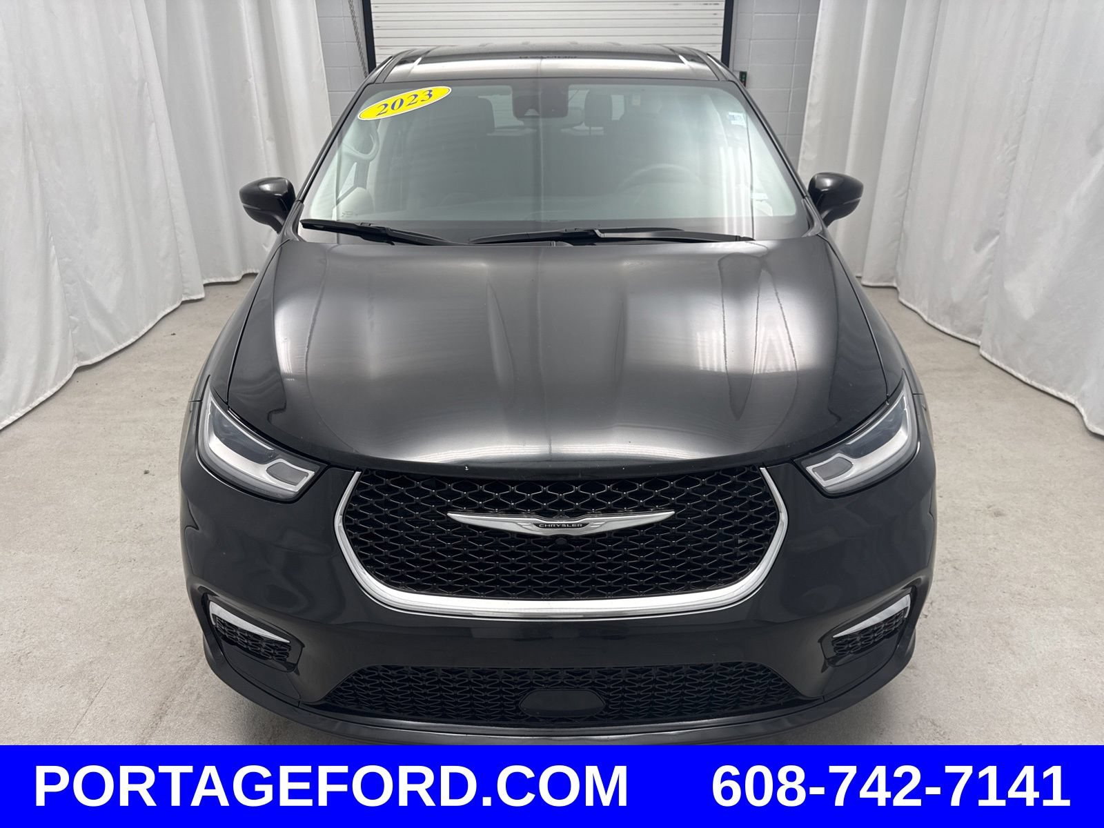 Used 2023 Chrysler Pacifica Touring-L FWD image 6
