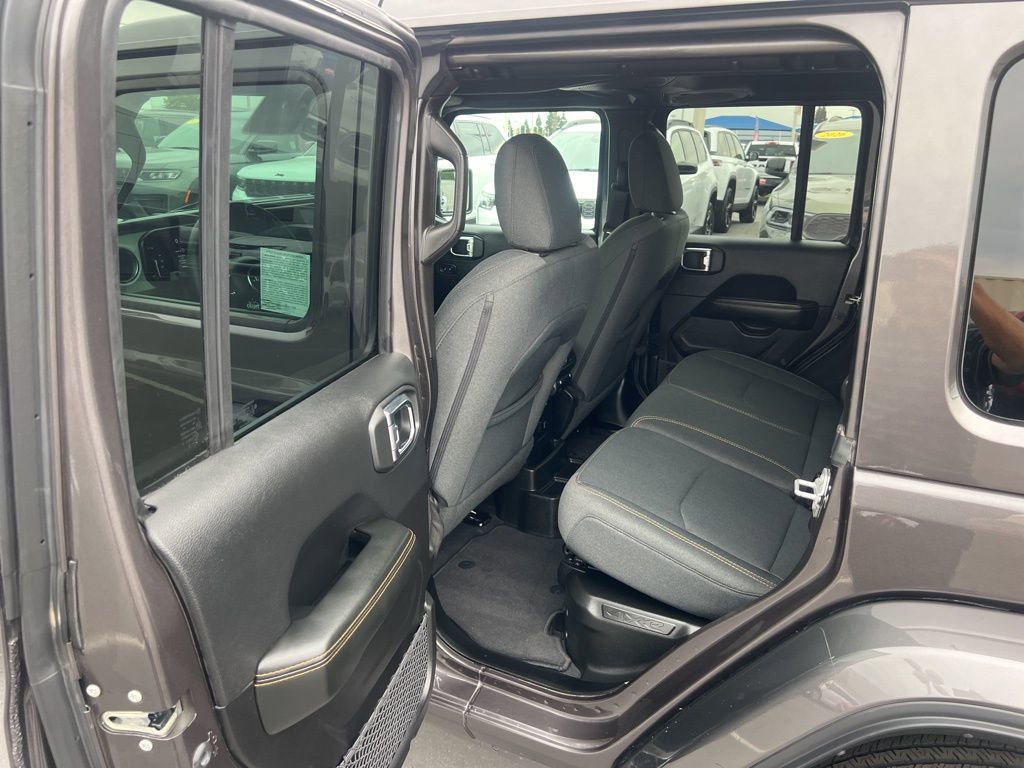 Used 2025 Jeep Wrangler Unlimited Sahara w/ Safety Group AWD/4WD image 23