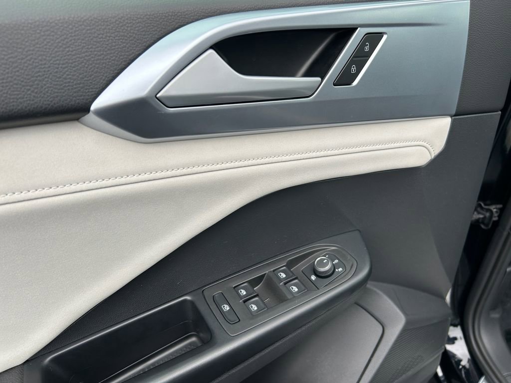 Used 2025 Volkswagen Taos SE AWD/4WD image 21