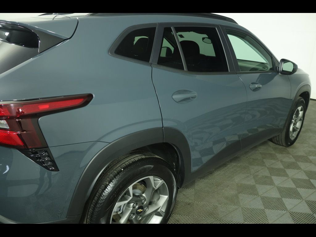Used 2025 Chevrolet Trax LT w/ LT Convenience Package image 17