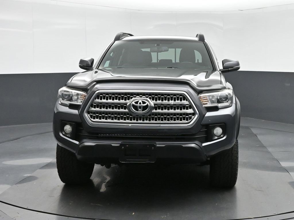 Used 2017 Toyota Tacoma TRD Off-Road image 2