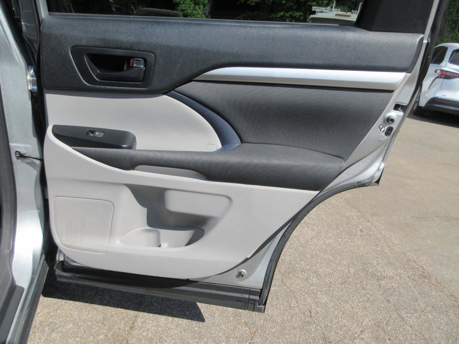 Used 2018 Toyota Highlander LE FWD image 24