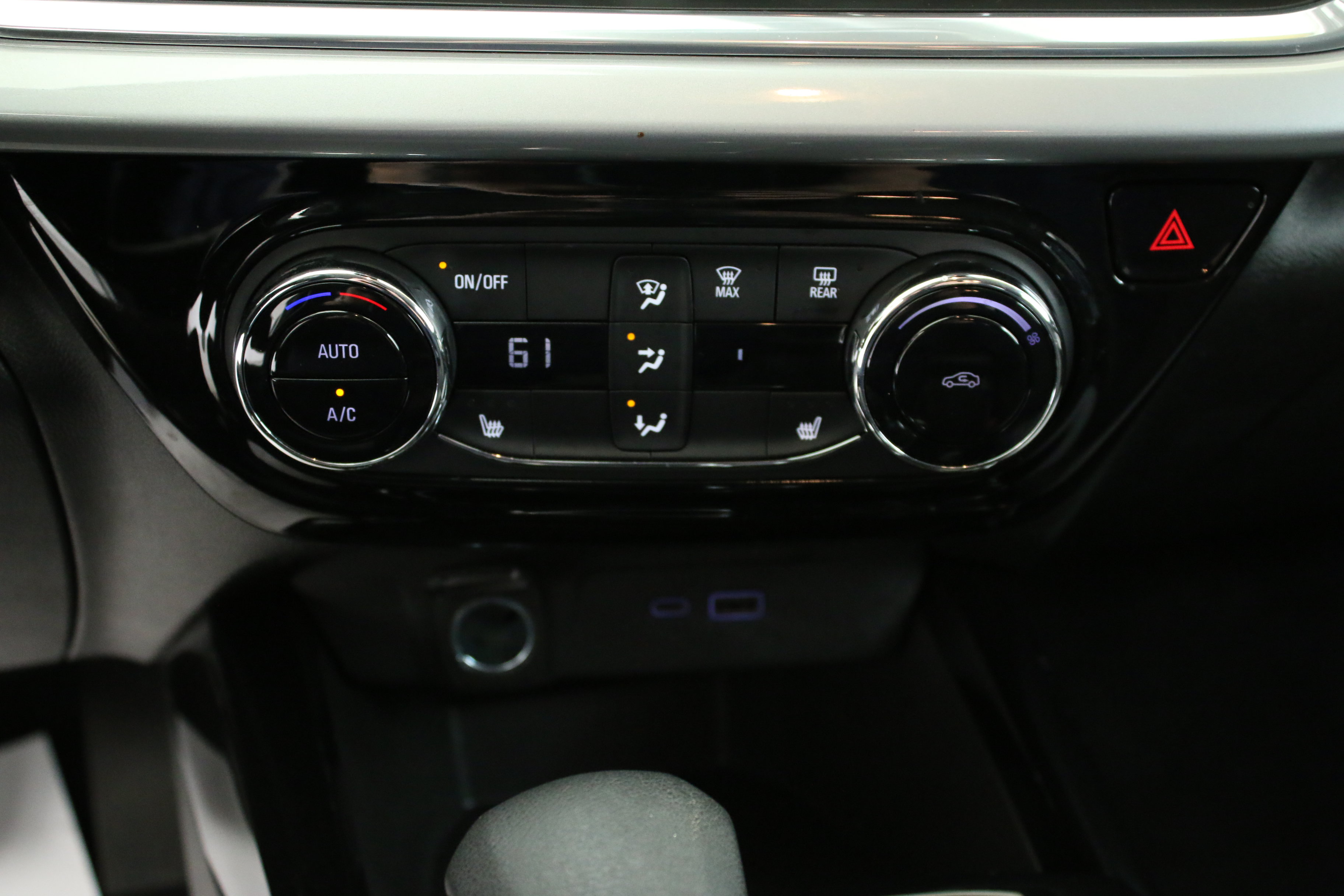 Used 2024 Chevrolet Trax LT w/ LT Convenience Package FWD image 11