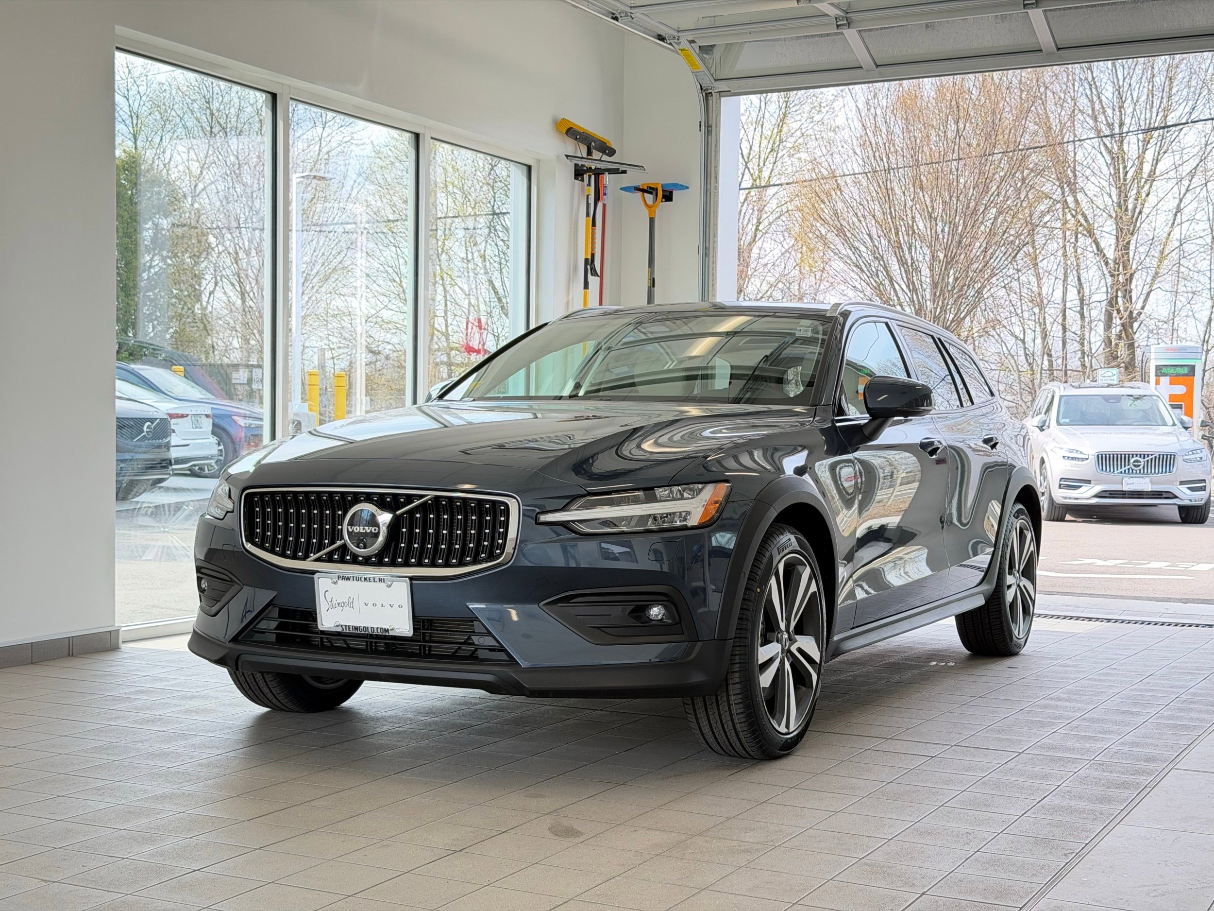 Certified 2025 Volvo V60 B5 Cross Country Plus AWD/4WD image 2