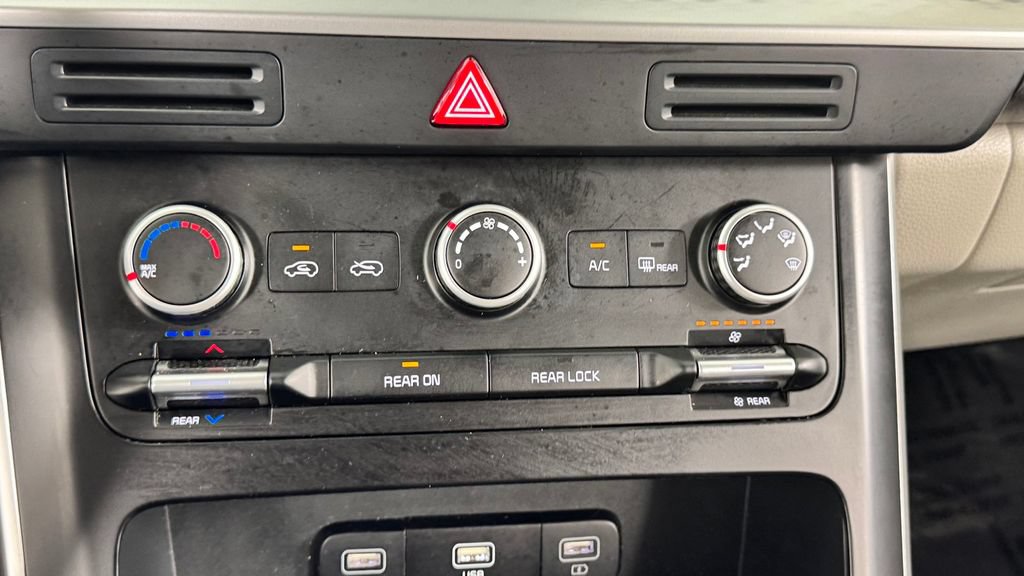 Used 2024 Kia Carnival LX FWD image 27