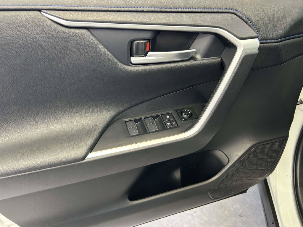 Used 2025 Toyota RAV4 XSE AWD/4WD image 17