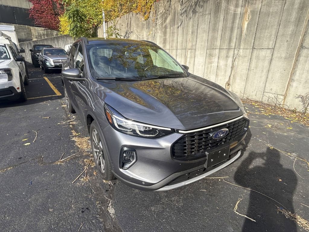 Used 2023 Ford Escape Platinum image 1